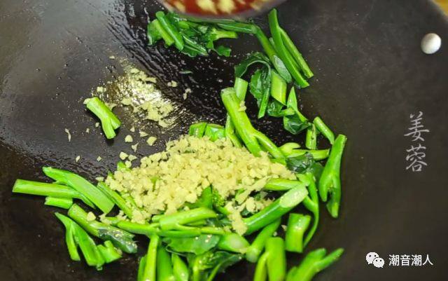 姜蓉芥蓝,❥ 接着热锅，倒入适量的油，先将梗和姜蓉放进锅中爆炒