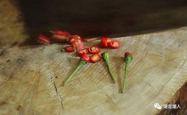 潮汕生腌虾姑,❥ 将<a style='color:red;display:inline-block;' href='/shicai/ 86663'>红辣椒</a>切段,放在盘中,待用