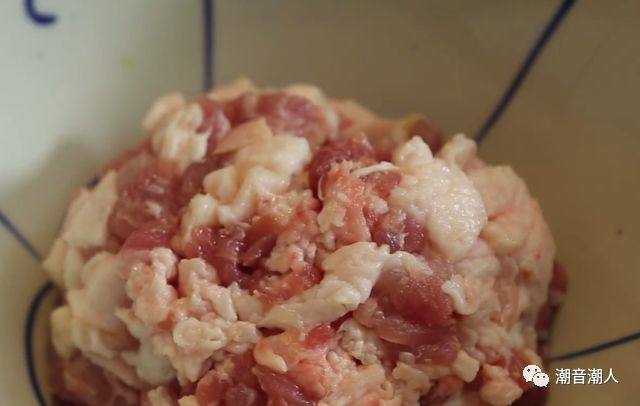 潮汕粿肉,❥ 将猪肉剁碎，放在盘中，待用