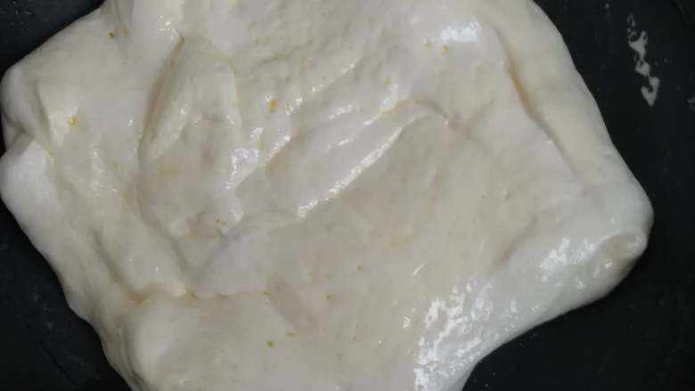 多口味牛轧糖,完全融化的棉花糖,黄油也基本和棉花糖完全融合在一起了。口感喜欢硬点的就搅拌久一点,喜欢软点的就搅拌时间短点
