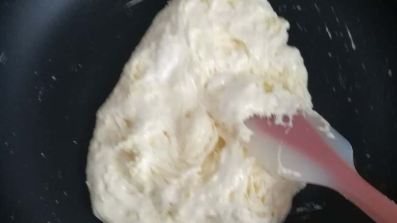 多口味牛轧糖,刚开始搅拌的时候,表面会很粗糙