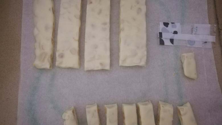 多口味牛轧糖,切的时候根据包装纸大小先切成几条大板条,然后再切成适合的大小,注意切好的牛轧糖摆放时注意间隙