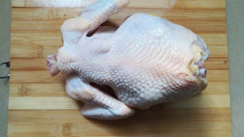 猪肚鸡,仔鸡去头去尾,鸡脖、鸡翅尖、鸡脚可以留下来煮鸡高汤,同样加入姜片和料酒去除腥味