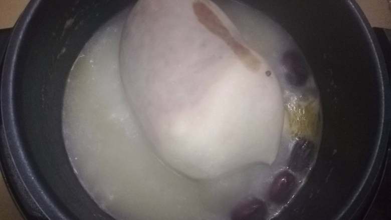 猪肚鸡,接着再中火炖煮半个小时左右,等到香味四溢,汤水也减少大半后即可