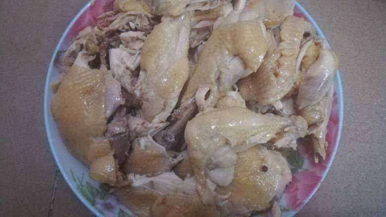 猪肚鸡,鸡肉冷却后斩大块,热切的话会散掉