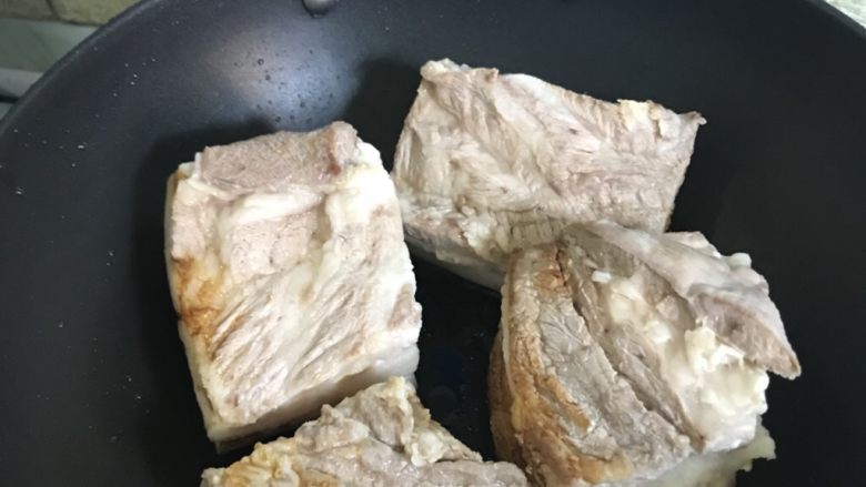 扣肉,改最小火肉皮朝下放入锅中煎20分钟至肉皮金黄 煎好忘拍照了