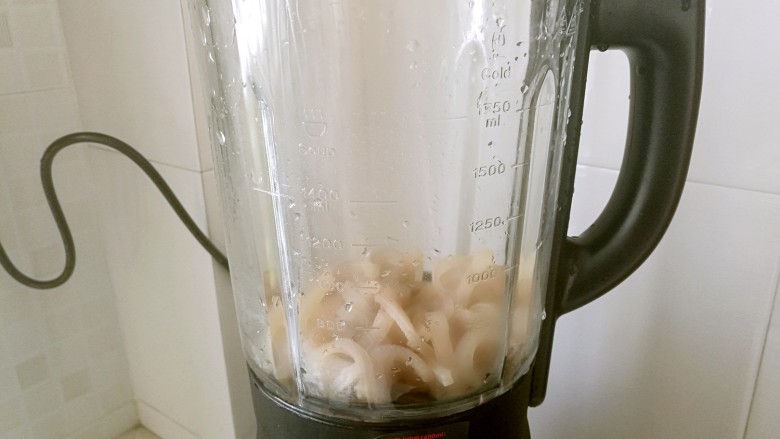 肉皮冻,把肉皮放入破壁机中,没有破壁机豆浆机也可以。(切好的肉皮有170克)。