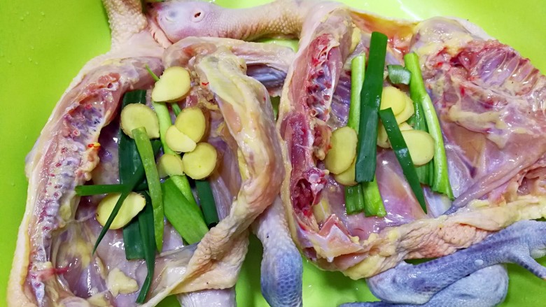 妈妈的味道~美味香酥鸡,把生姜和葱放进鸡的肚子里面