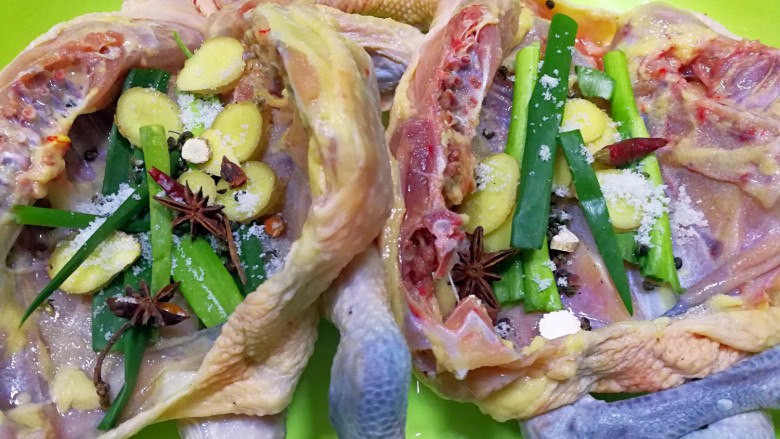 妈妈的味道~美味香酥鸡,撒一点点<a style='color:red;display:inline-block;' href='/shicai/ 3729'>白糖</a>在鸡的肚子里面