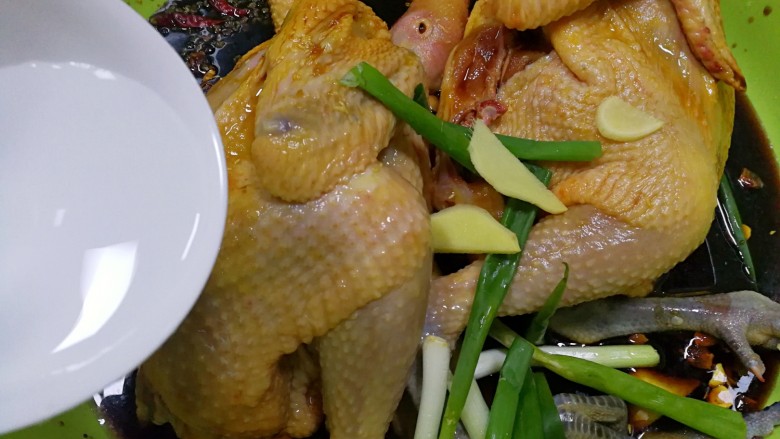 妈妈的味道~美味香酥鸡,倒入一小碗的矿泉水