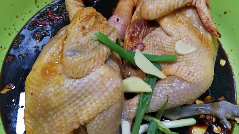 妈妈的味道~美味香酥鸡,再放一点生姜和葱,以及八角,尖辣椒,花椒和白芷
