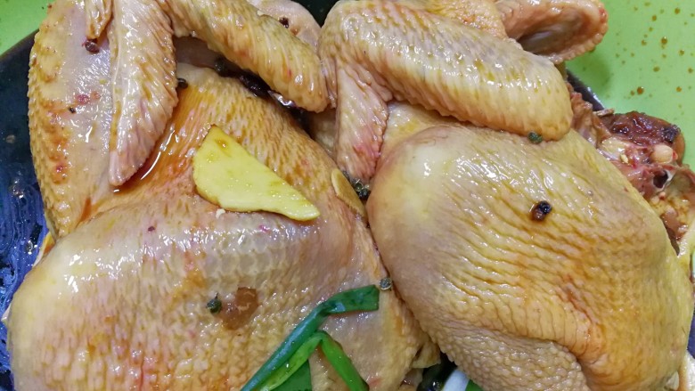 妈妈的味道~美味香酥鸡,按摩好放置一旁(温度高放冰箱冷藏)