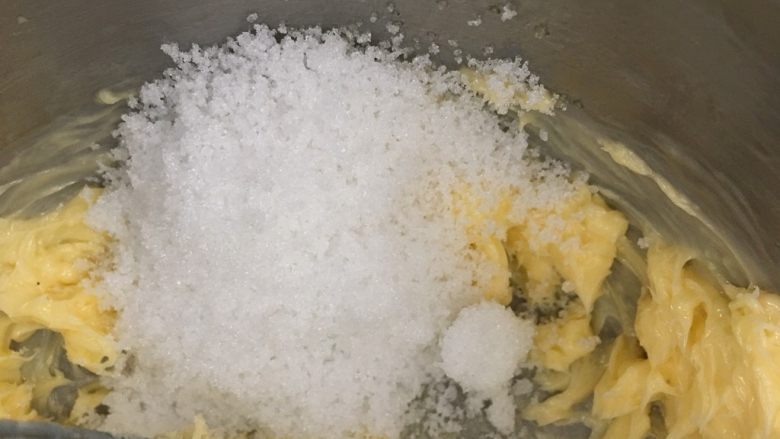 巧克力奶油夹心球,加入糖和牛奶搅拌均匀