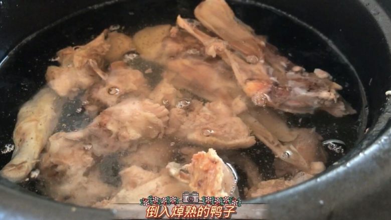 冬瓜老鸭汤,倒入焯熟的老鸭