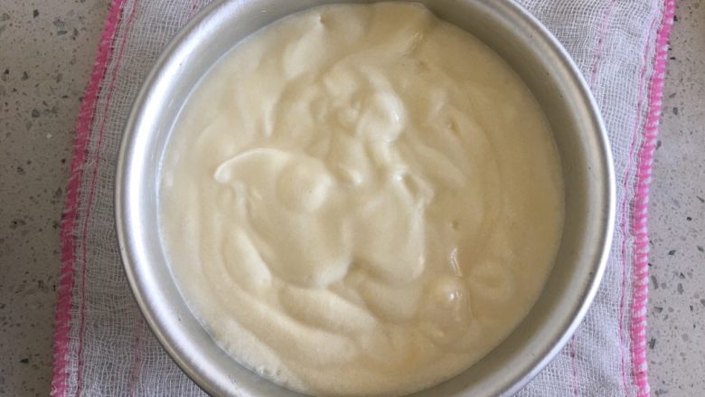 奶油草莓菠萝夹心蛋糕,倒入模具,
烤箱预热
180度,35分钟