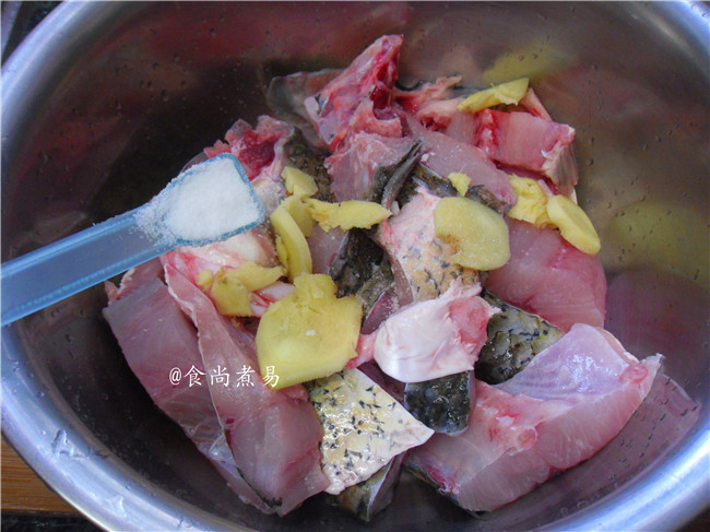 酱焗鱼块,鱼肉放入大盆里,调入盐,生姜
