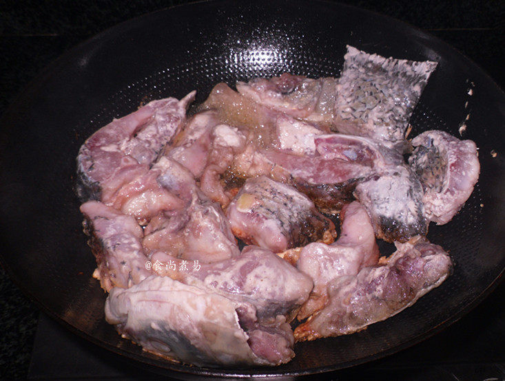 酱焗鱼块,烧热锅,倒入食用油,将腌制过的鱼肉拍一点淀粉,放入煎锅中,中火煎至两面焦黄色