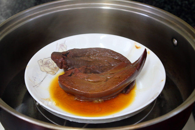 蒜苗炒腊猪肝,蒸熟的猪肝取出,稍稍放凉,蒸馏水倒掉