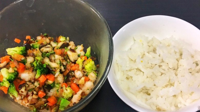 宝宝辅食18M➕ 什锦饭团,将食材盛出,盛一碗熟米饭