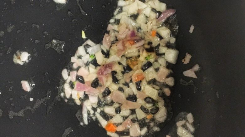 宝宝辅食18M➕ 什锦饭团,开火,不粘锅刷一层薄薄的油,倒入洋葱末快速翻炒至断生