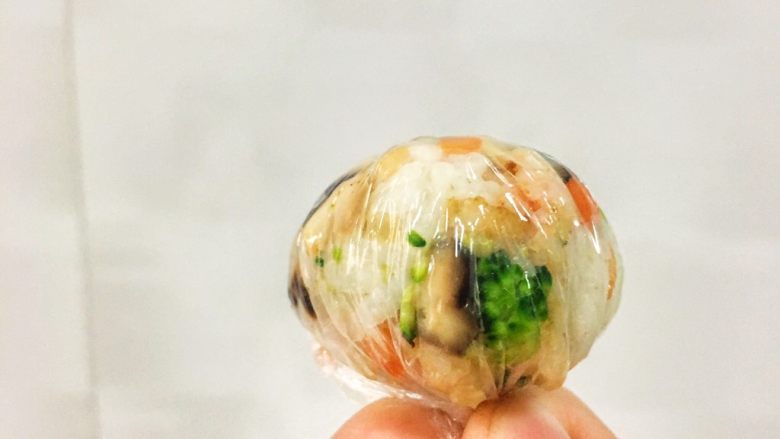 宝宝辅食18M➕ 什锦饭团,保鲜膜转圈勒紧,把饭馆捏成圆形的