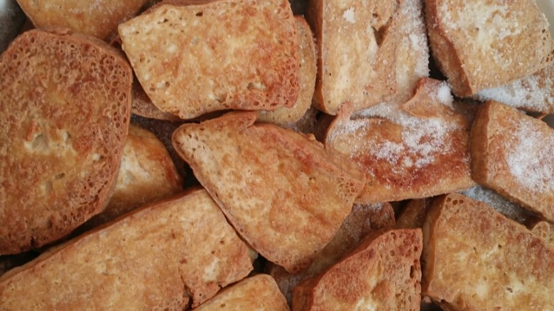 过年大铁锅煎豆腐,这样也可以直接吃,怎么样,想吃么,按方法煎吧