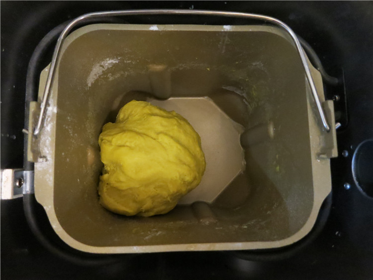 双重美味--牛萨酥,启动和面档和面10分钟左右,面团光滑即可停止
然后让面团在面包机里松弛20分钟