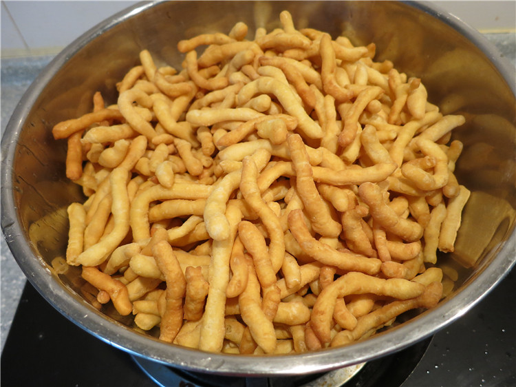 双重美味--牛萨酥,放入容器,共分4-5次炸完