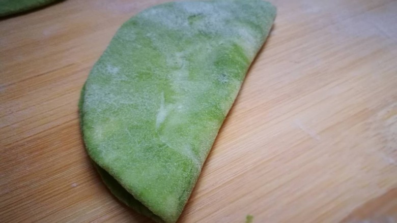 过年蒸馍~萌萌豆荚馒头,对折一下