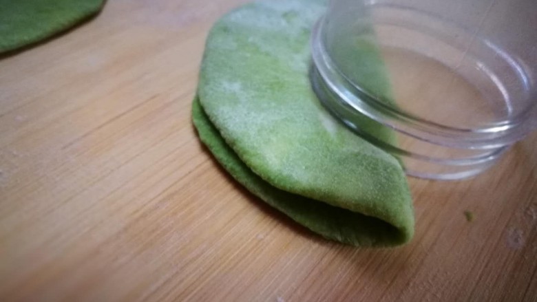 过年蒸馍~萌萌豆荚馒头,总圆形器具 扣出小小半圆