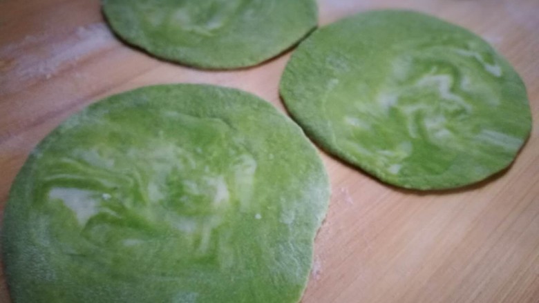 过年蒸馍~萌萌豆荚馒头,擀成饺子皮大小面皮