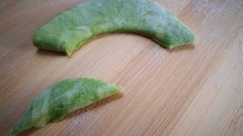 过年蒸馍~萌萌豆荚馒头,将半圆形切掉