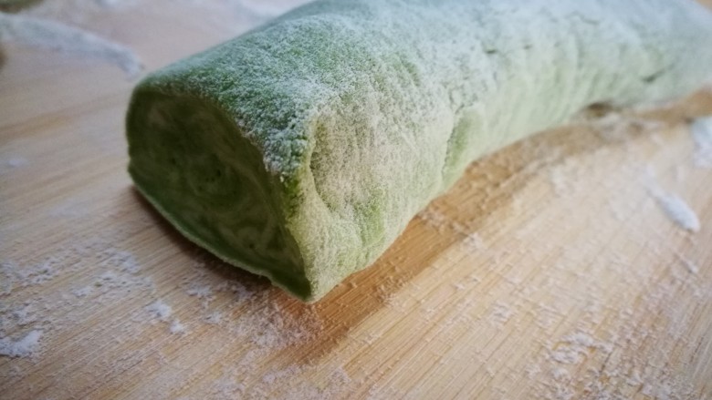 过年蒸馍~萌萌豆荚馒头,绿色菜汁面团发起后 搓成条状