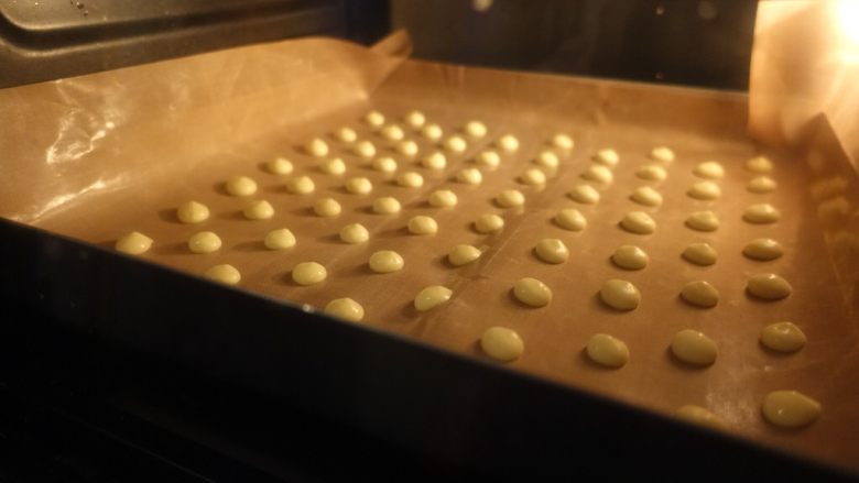 红丝绒波点蛋糕卷,烤箱预热175度之后,把波点烤盘放进烤箱中层,烤制2分钟。