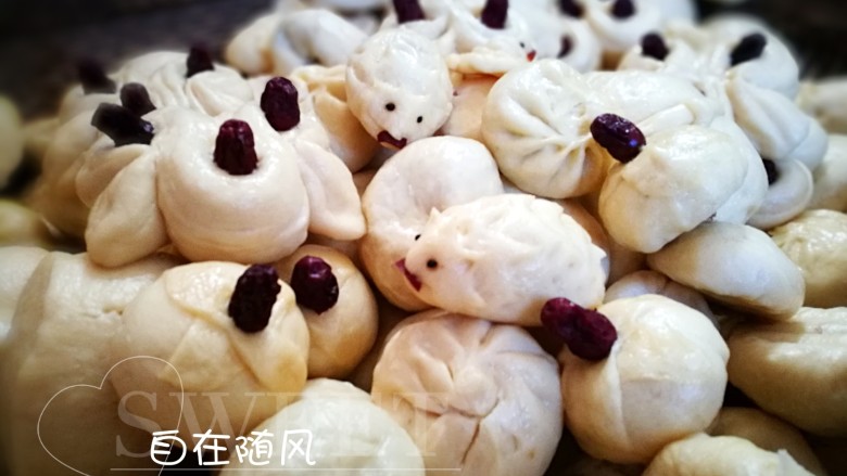 过年蒸馍~萌萌豆荚馒头,今儿一天蒸出的馒头整整一大簸箩 😋😋😋 哈 浓浓的年味啊