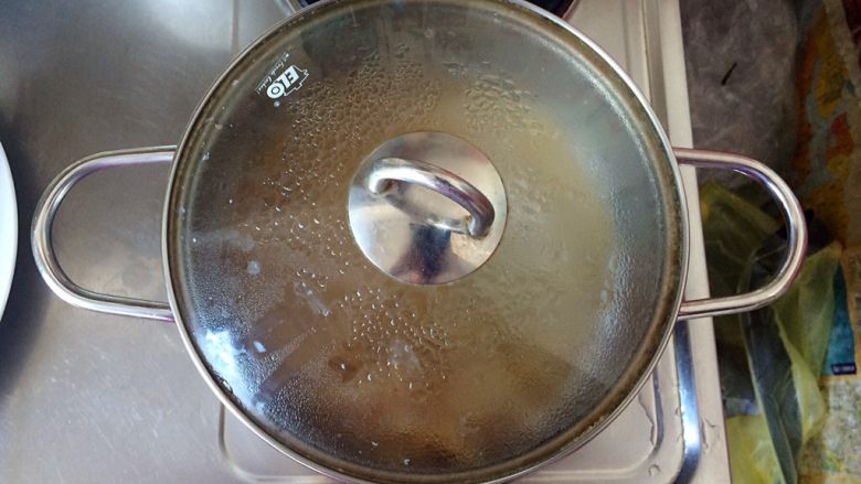 扁豆焖意面,锅内倒入适量的水,待水烧开后,放入<a style='color:red;display:inline-block;' href='/shicai/ 533'>意大利面</a>。盖上锅盖,大火煮3~5分钟后捞起。