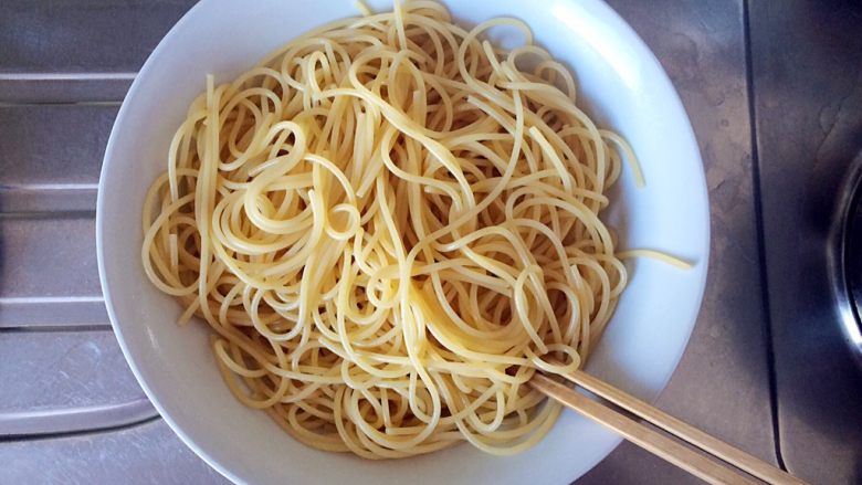 扁豆焖意面,搅拌均匀,避免出现打结、粘在一起的情况。