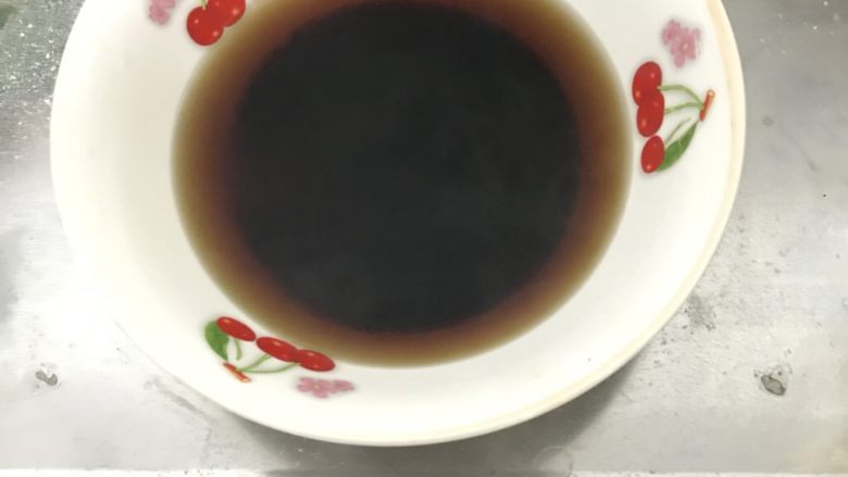 蔓越梅红糖发糕,加入温<a style='color:red;display:inline-block;' href='/shicai/ 156925'>水</a>250克,用手动打蛋器搅拌砂糖溶化
