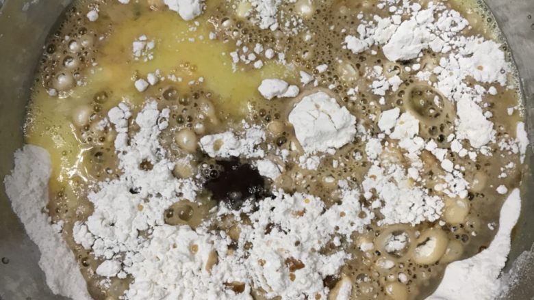 蔓越梅红糖发糕,加入红糖水,用手动打蛋器搅拌均匀