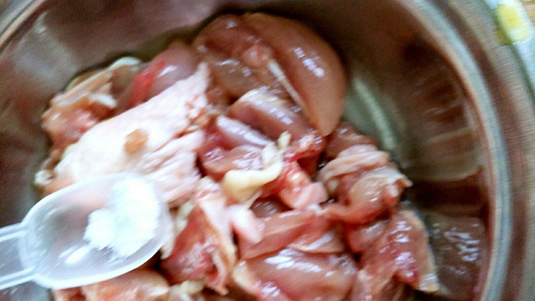 家常咖喱鸡腿饭,肉切成小块,加入盐腌制20分钟