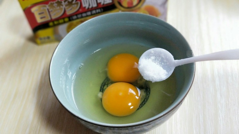 年夜饭&主食-牛肉炒饭,<a style='color:red;display:inline-block;' href='/shicai/ 9'>鸡蛋</a>敲碗里,加入食用盐。