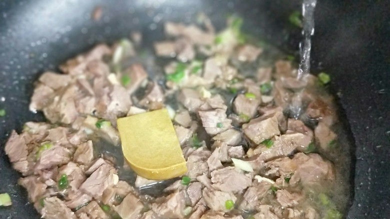 年夜饭&主食-牛肉炒饭,加入<a style='color:red;display:inline-block;' href='/shicai/ 693'>咖喱</a>块,在加入少许清水。