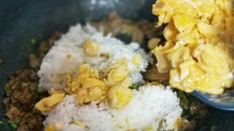 年夜饭&主食-牛肉炒饭,在加入提前煎好的鸡蛋碎,小火翻炒。
