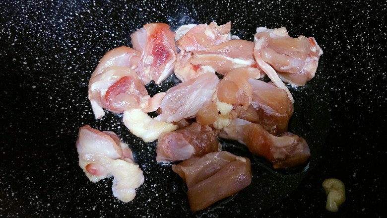 家常咖喱鸡腿饭,锅内热油,先下入鸡肉块进行翻炒