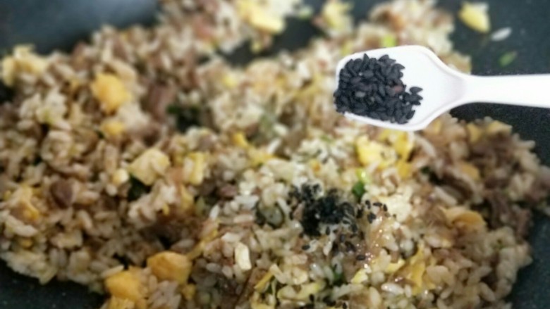 年夜饭&主食-牛肉炒饭,加入熟脱皮<a style='color:red;display:inline-block;' href='/shicai/ 668'>黑芝麻</a>,翻炒均匀即可出锅。