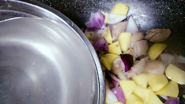 家常咖喱鸡腿饭,土豆稍有变色时,加入热水