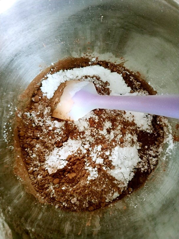 爱情の滋味,苦涩&甜蜜☞教你快手做生巧,撩妹利器。,加入糖粉<a style='color:red;display:inline-block;' href='/shicai/ 920'>可可粉</a>,离火翻拌均匀。