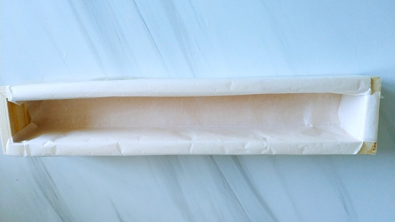 爱情の滋味,苦涩&甜蜜☞教你快手做生巧,撩妹利器。,用油纸垫好模具。