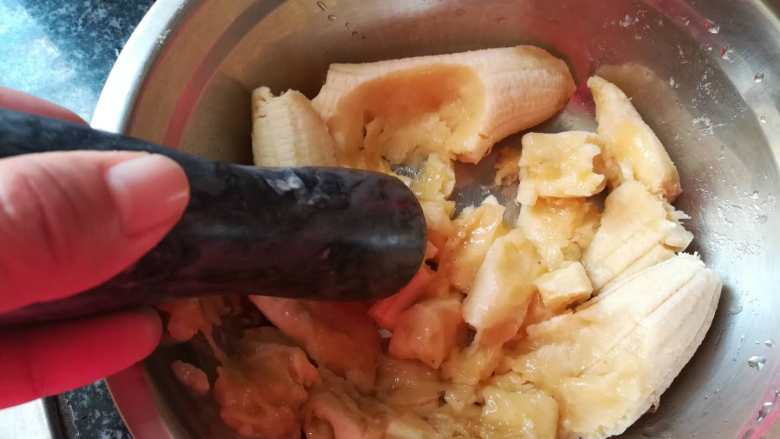 老少皆宜、超级好吃的香蕉牛奶鸡蛋羹,用捣杵捣烂香蕉,越烂越好。
