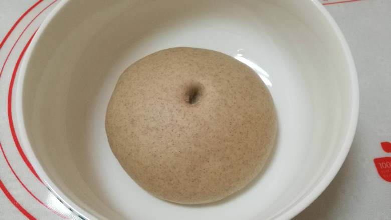 黑麦南瓜豆沙包,将揉好的面团放入大碗中盖上盖,放温暖地方发酵约1小时左右至两倍大。